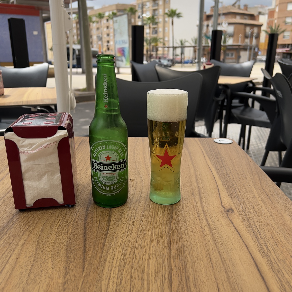 Terraza de Alcurnia Latina, a pie de calle